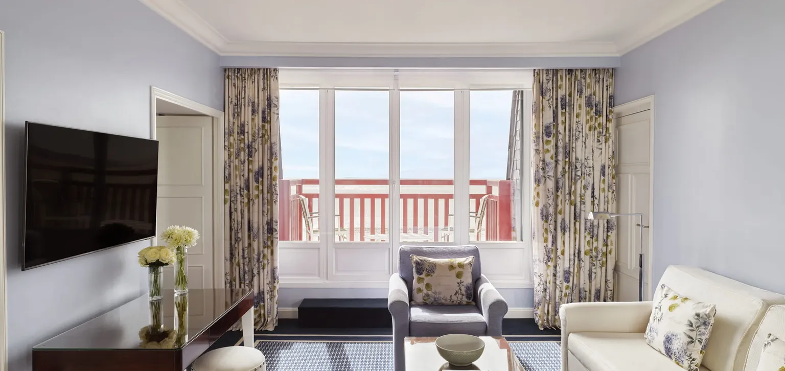 Salon de la suite prestige mer de l'hôtel l'Hermitage à la Baule
