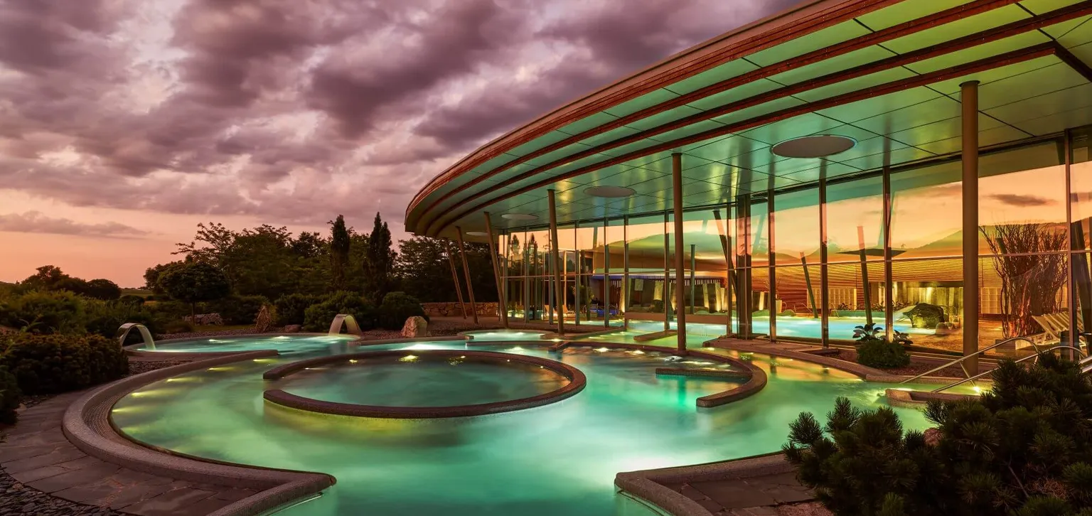 Bains extérieurs la nuit du centre de balnéo du resort Barrière Ribeauvillé