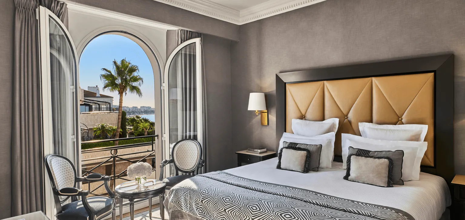 Coin nuit de la chambre deluxe vue partielle mer au Majestic à Cannes