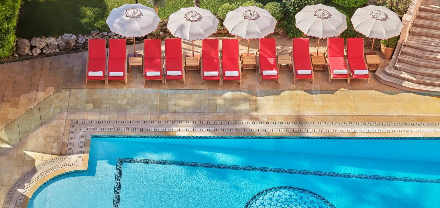 La piscine et transats du Majestic à Cannes