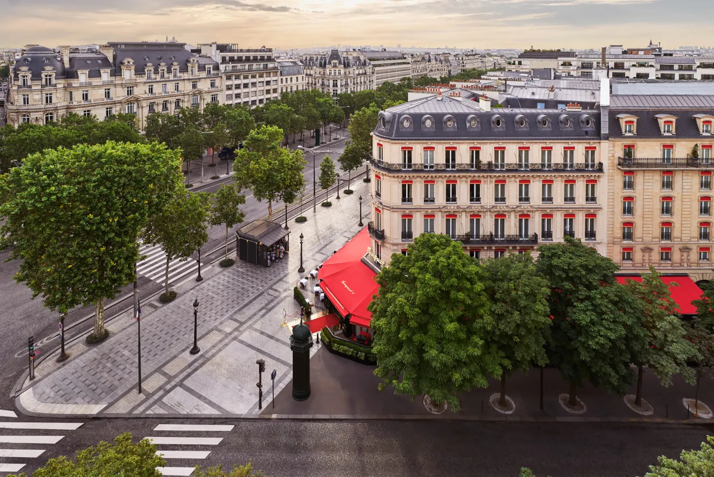 Hôtel Fouquet's et la brasserie Fouquet's vue du ciel