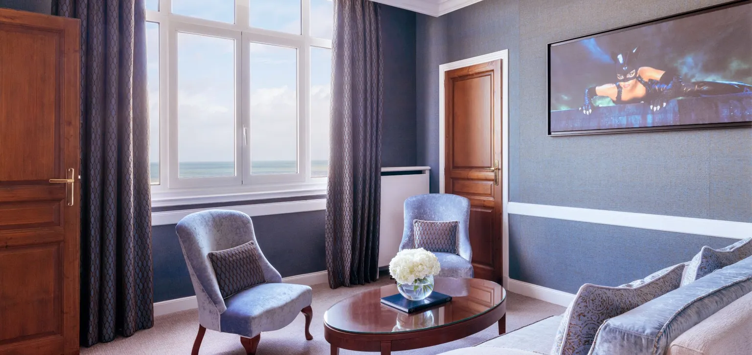 Salon de la suite deluxe de l'hôtel le royal à deauville