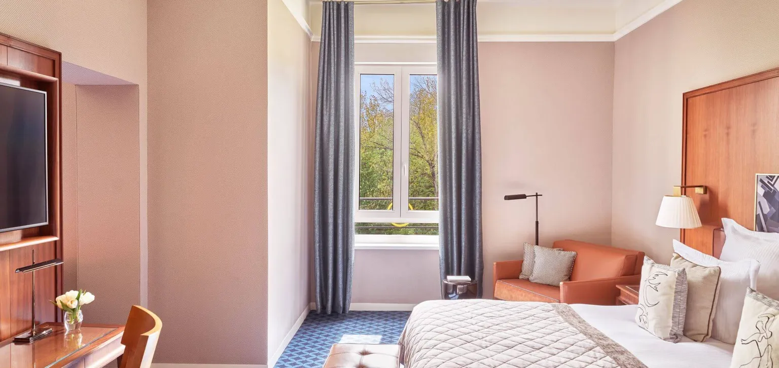 Espace nuit de la Junior Suite Prestige Bleu de Prusse de l'hôtel Westminster au Touquet