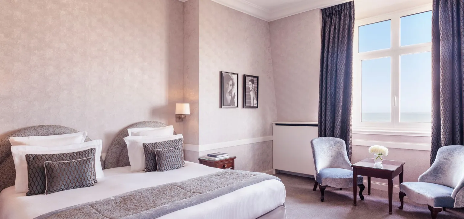 Chambre de la suite deluxe de l'hôtel le royal à deauville
