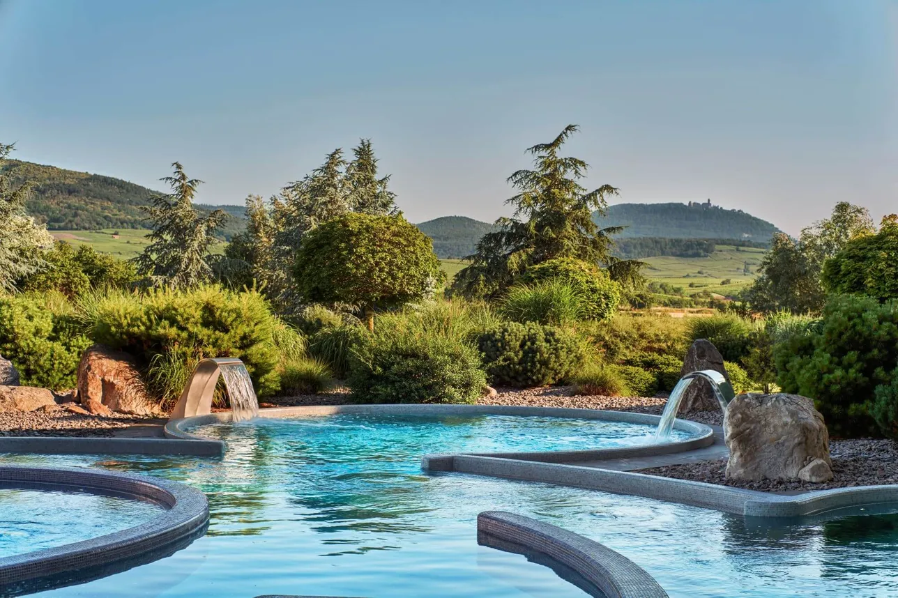 Bains extérieurs du centre de balnéo du resort Barrière Ribeauvillé