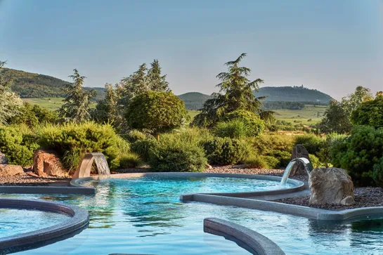 Bains extérieurs du centre de balnéo du resort Barrière Ribeauvillé