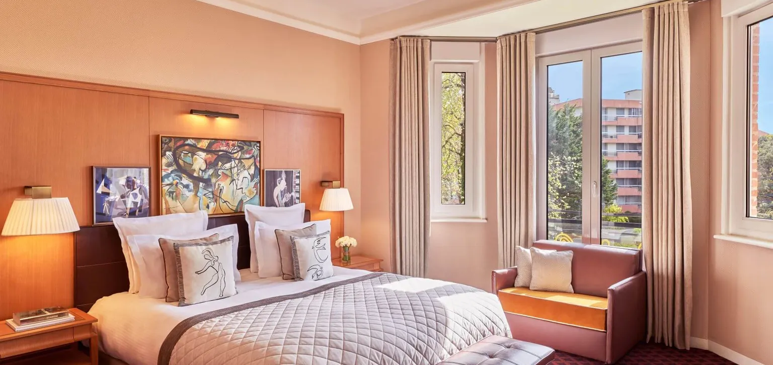 Espace nuit de la Chambre Deluxe Rouge Basque de l'hôtel Westminster au Touquet