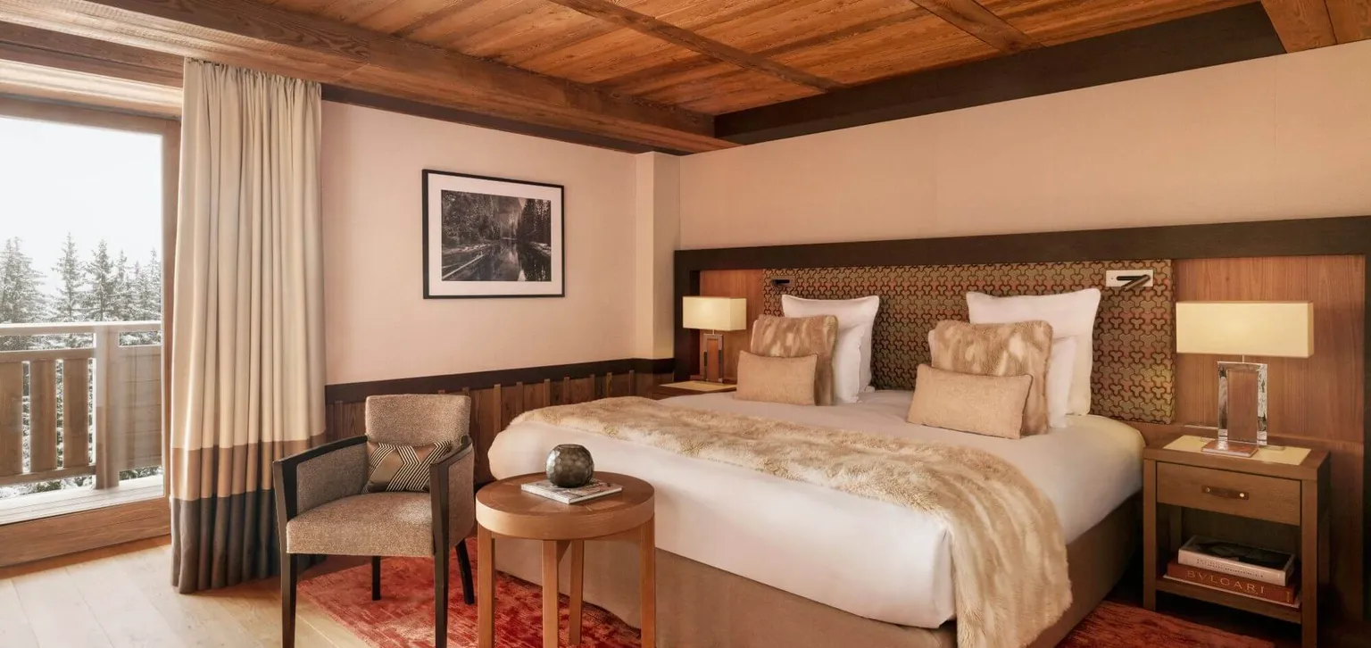 Chambre deluxe, tapis rouge, à Courchevel Hôtel Barrière Les Neiges