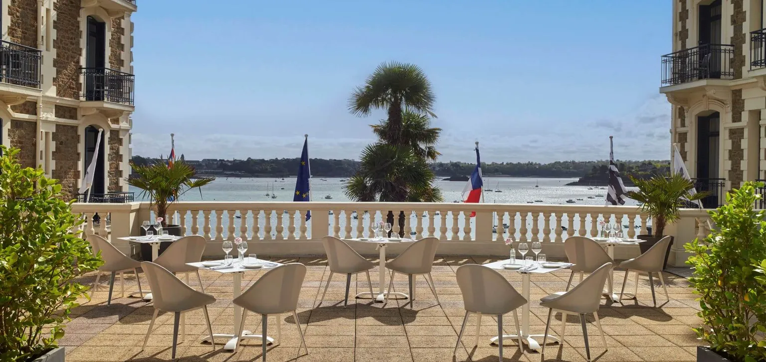 Tables sur la terrasse du 333 café au grand hôtel de Dinard