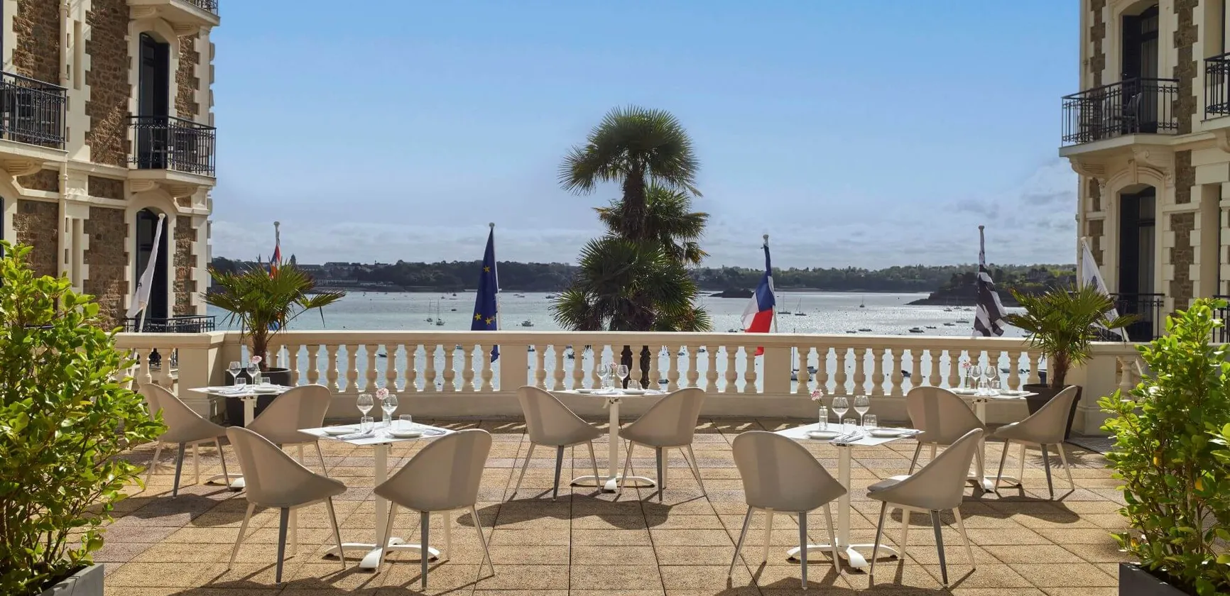 Tables sur la terrasse du 333 café au grand hôtel de Dinard