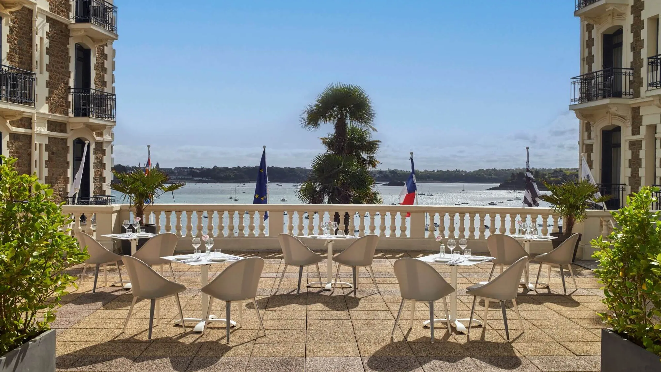 Tables sur la terrasse du 333 café au grand hôtel de Dinard