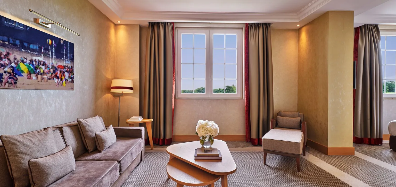 Junior suite famille à l'hôtel du Golf à Deauville avec vue sur le salon