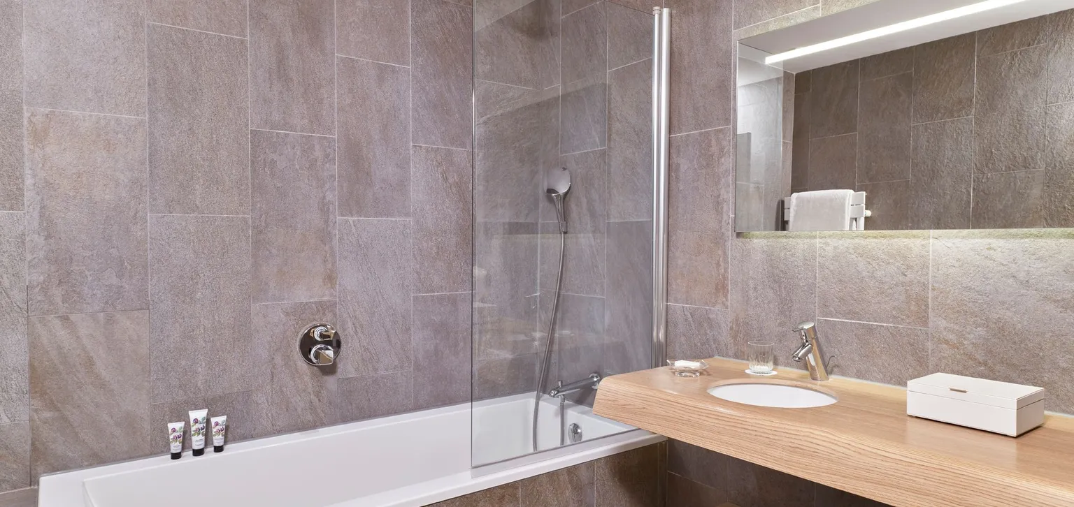 Chambre deluxe mer à l'hôtel du Golf à Deauville avec vue sur la salle de bain