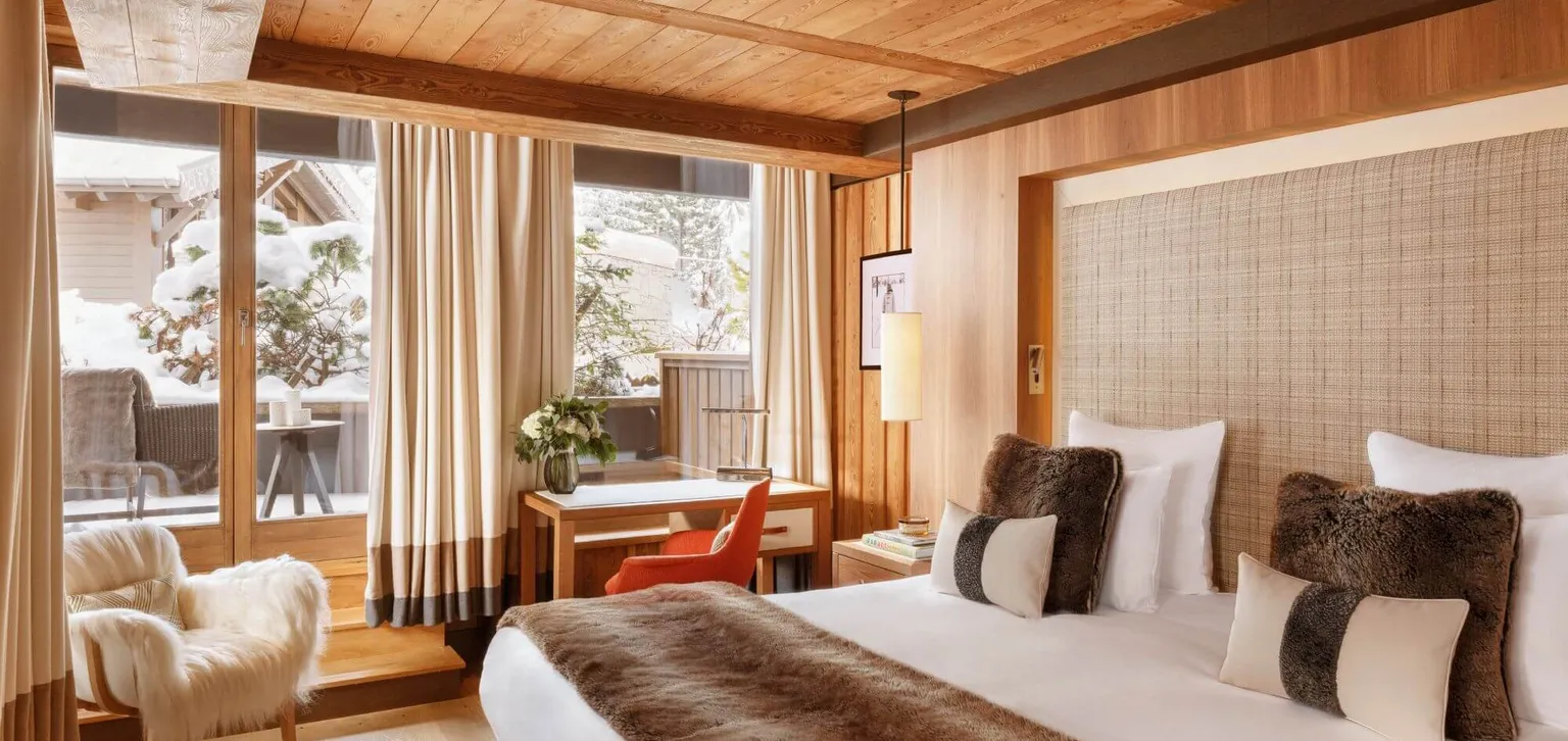 Junior Suite coin nuit avec baie vitrée à l'Hôtel Les Neiges Courchevel
