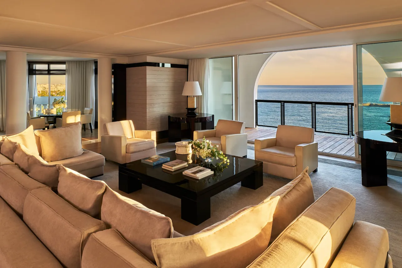 Salon vue mer de la Suite Majestic à l'Hôtel Barrière Le Majestic Cannes