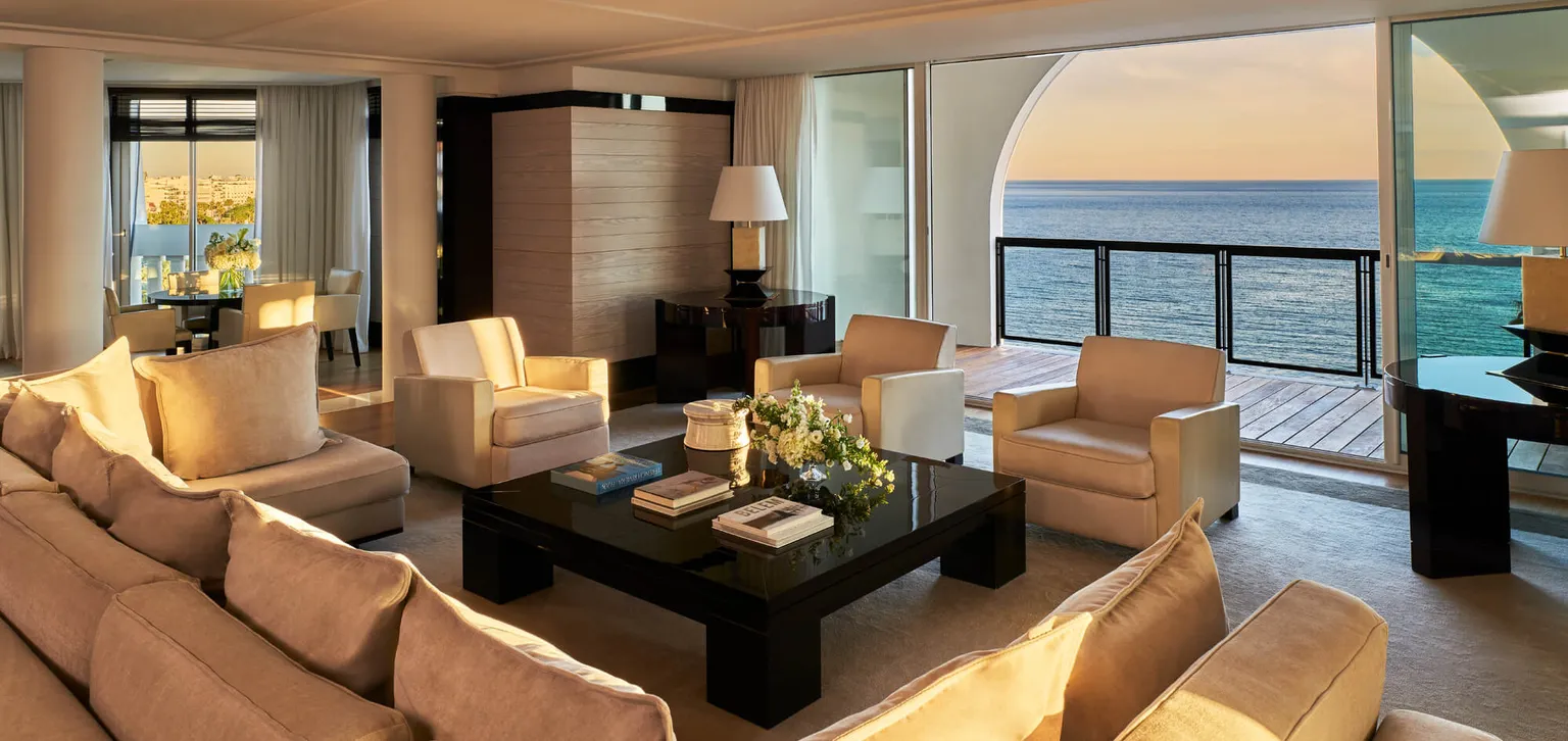 Salon vue mer de la Suite Majestic à l'Hôtel Barrière Le Majestic Cannes