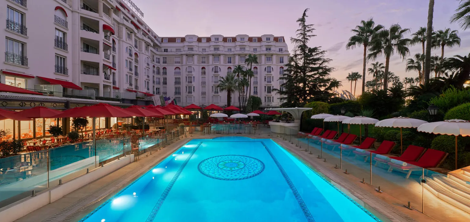 La piscine du Majestic à Cannes