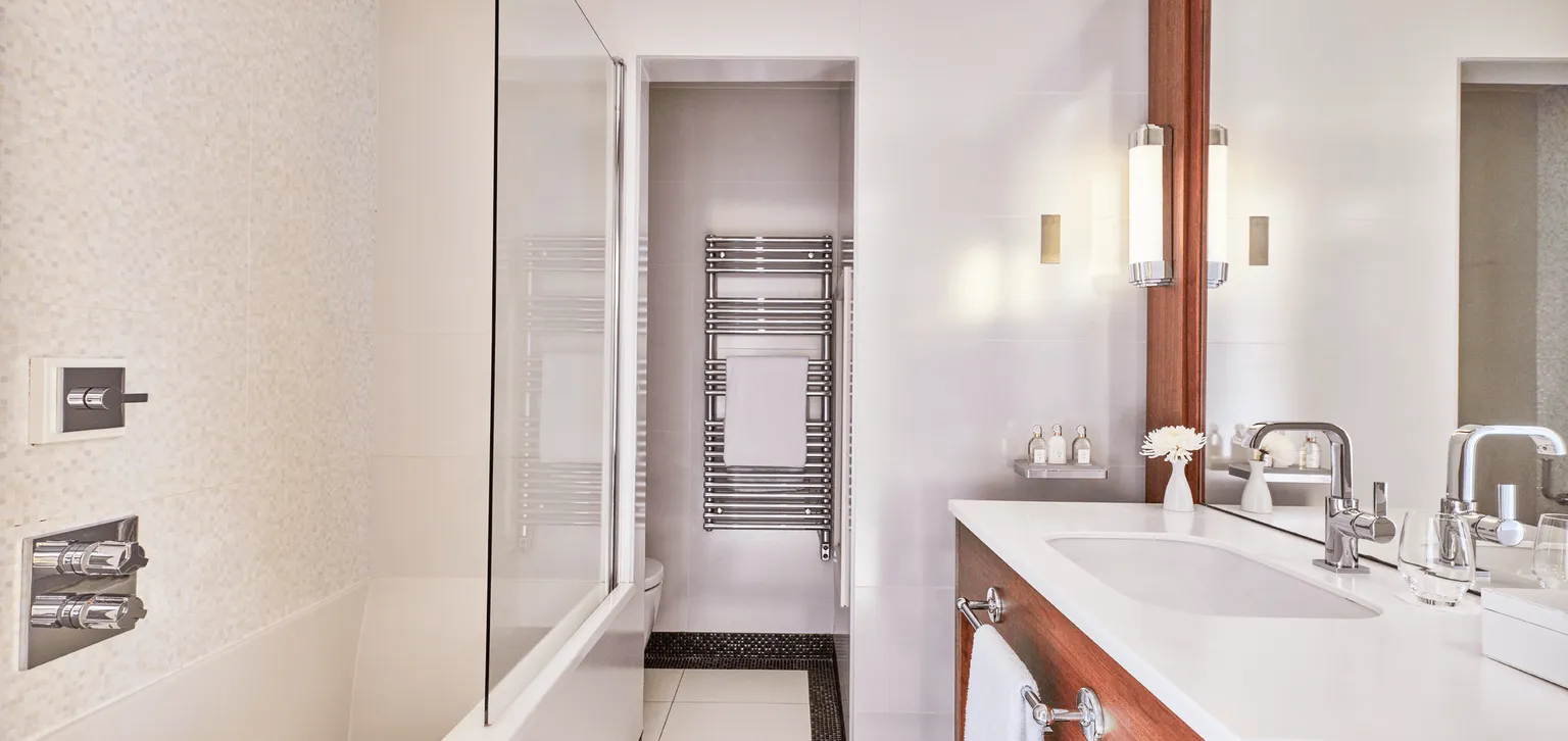 Salle de bain de la chambre deluxe ville à l'hôtel Le Majestic Cannes