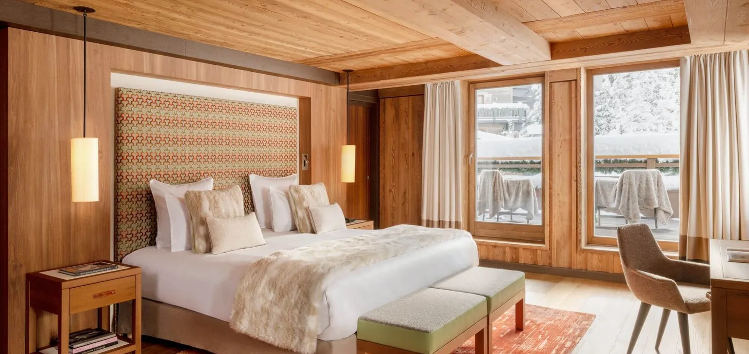 Suite Prestige lit vue la terrasse et montagne à l'Hôtel Les Neiges Courchevel