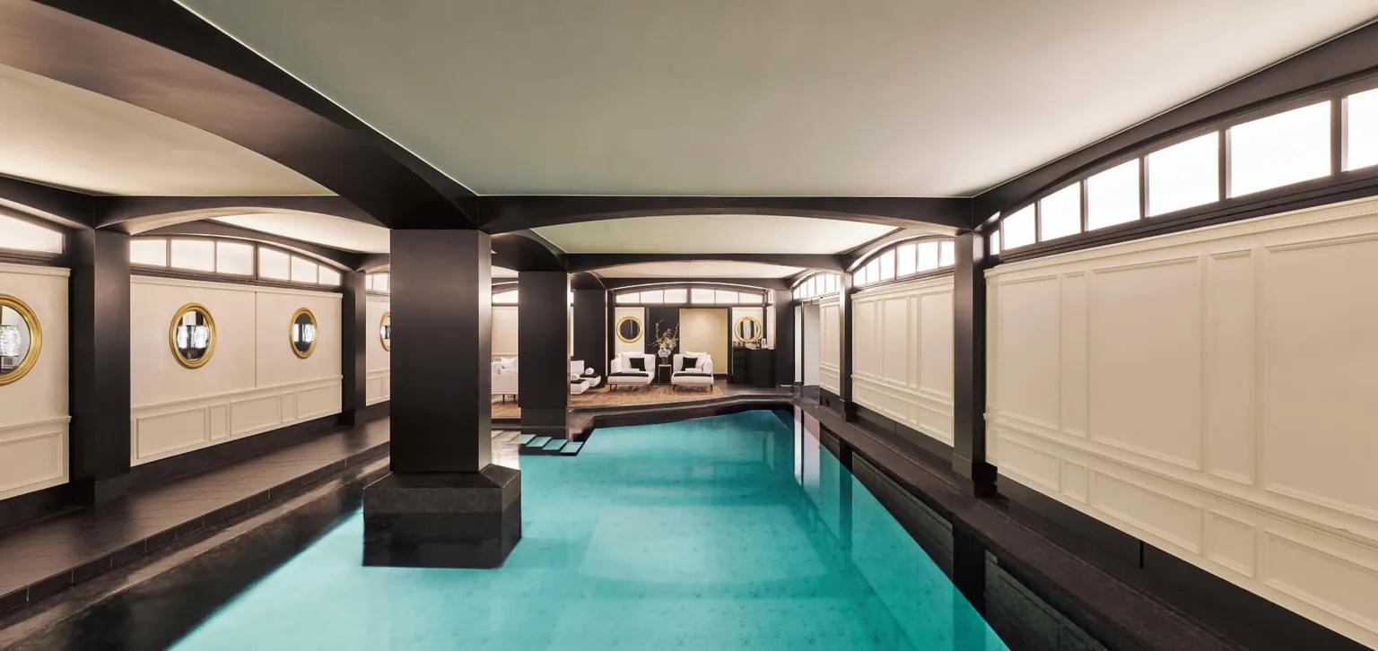 Piscine intérieure au Fouquet's Paris