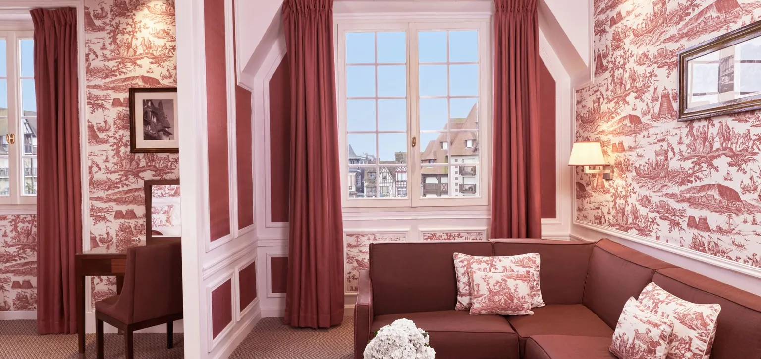 Salon de la junior suite à l'hôtel le Normandy à Deauville