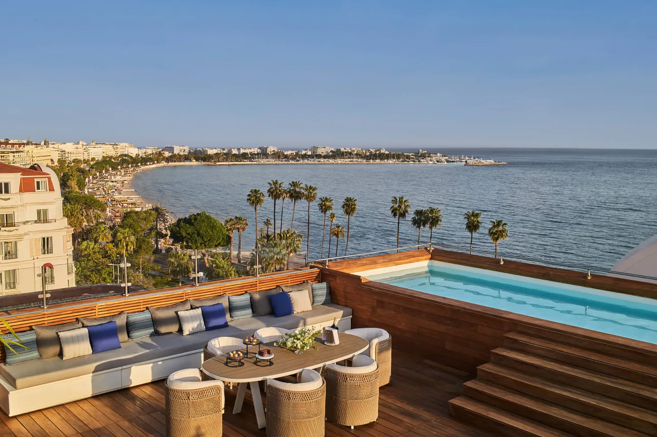 Terrasse avec Piscine vue mer de la Suite Majestic à l'Hôtel Barrière Le Majestic Cannes