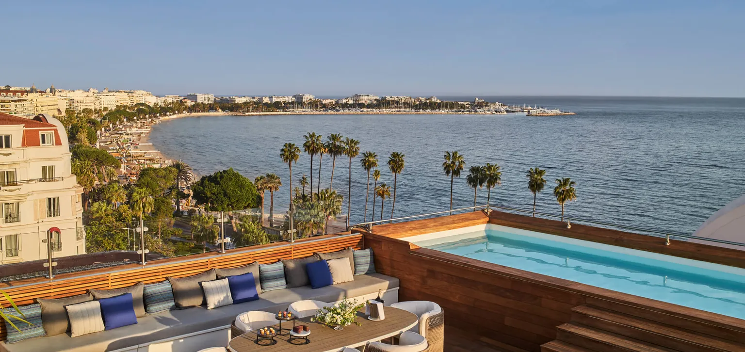 Terrasse avec Piscine vue mer de la Suite Majestic à l'Hôtel Barrière Le Majestic Cannes