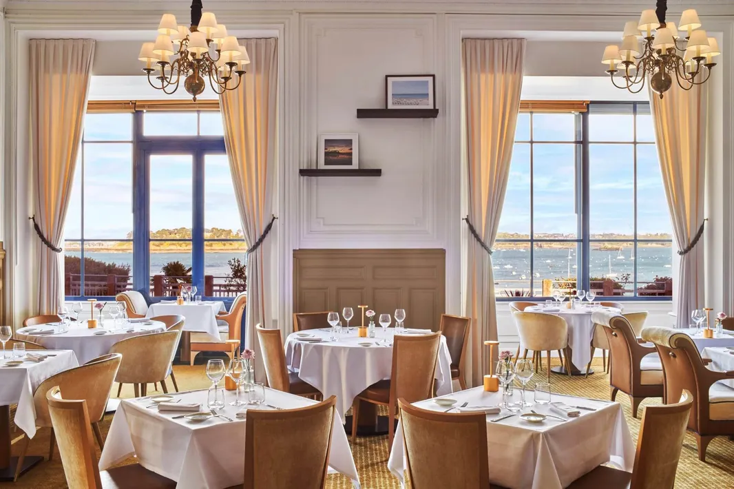 Salle du restaurant le George V du grand hôtel de Dinard