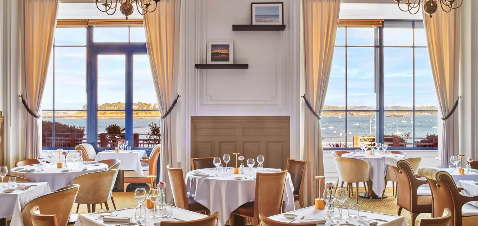 Salle du restaurant le George V du grand hôtel de Dinard