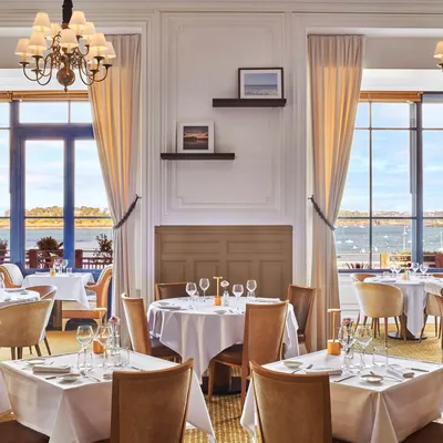 Salle du restaurant le George V du grand hôtel de Dinard