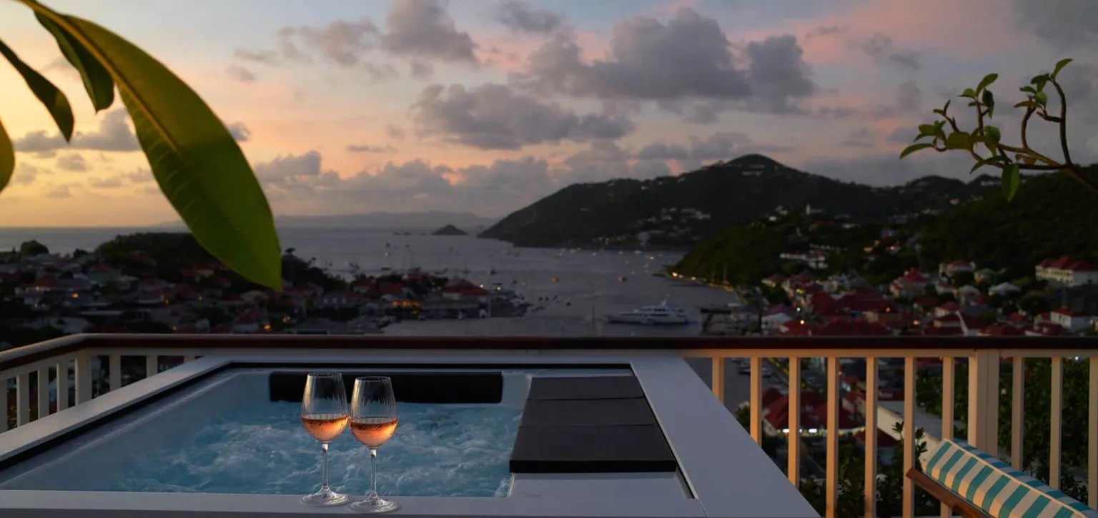 Saint Barth Suite Lucien jacuzzi à la tombée de la nuit