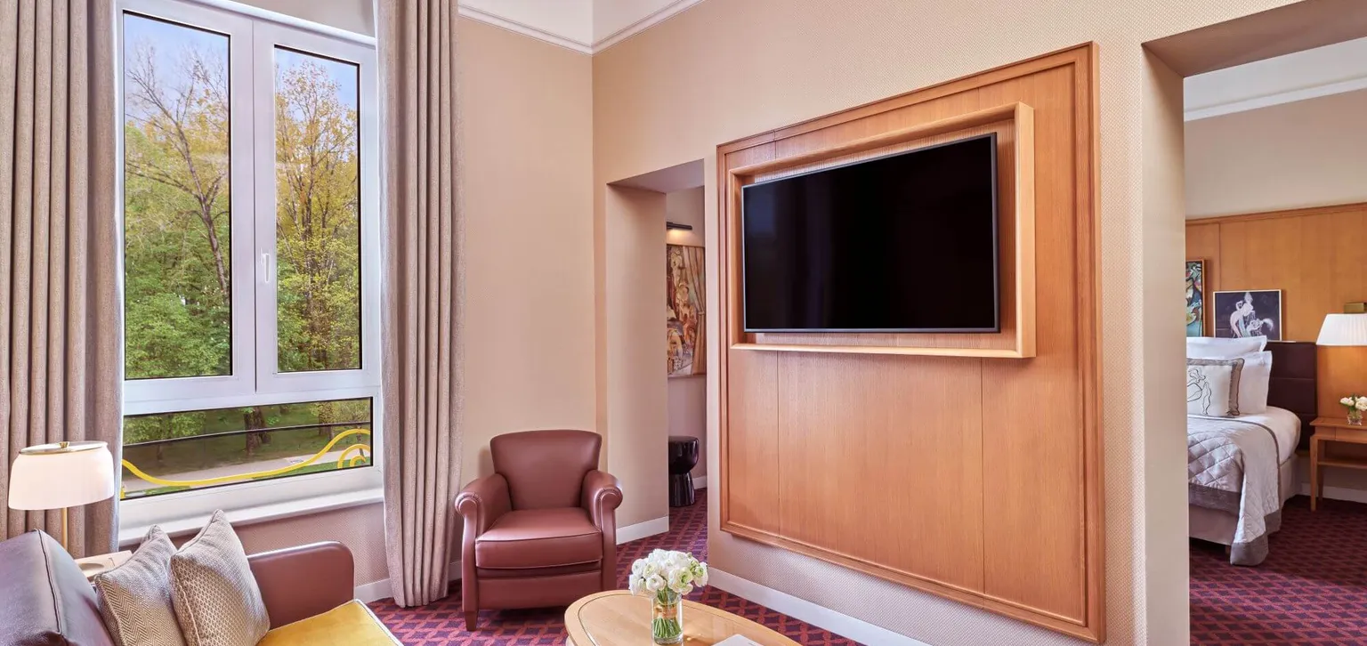 Espace salon  de la Junior Suite Prestige Rouge Basque de l'hôtel Westminster au Touquet