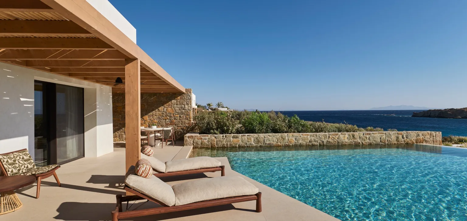 Suite Égéenne Deux Chambres Piscine Privée, Vue Mer - Transat piscine - Fouquet's Mykonos