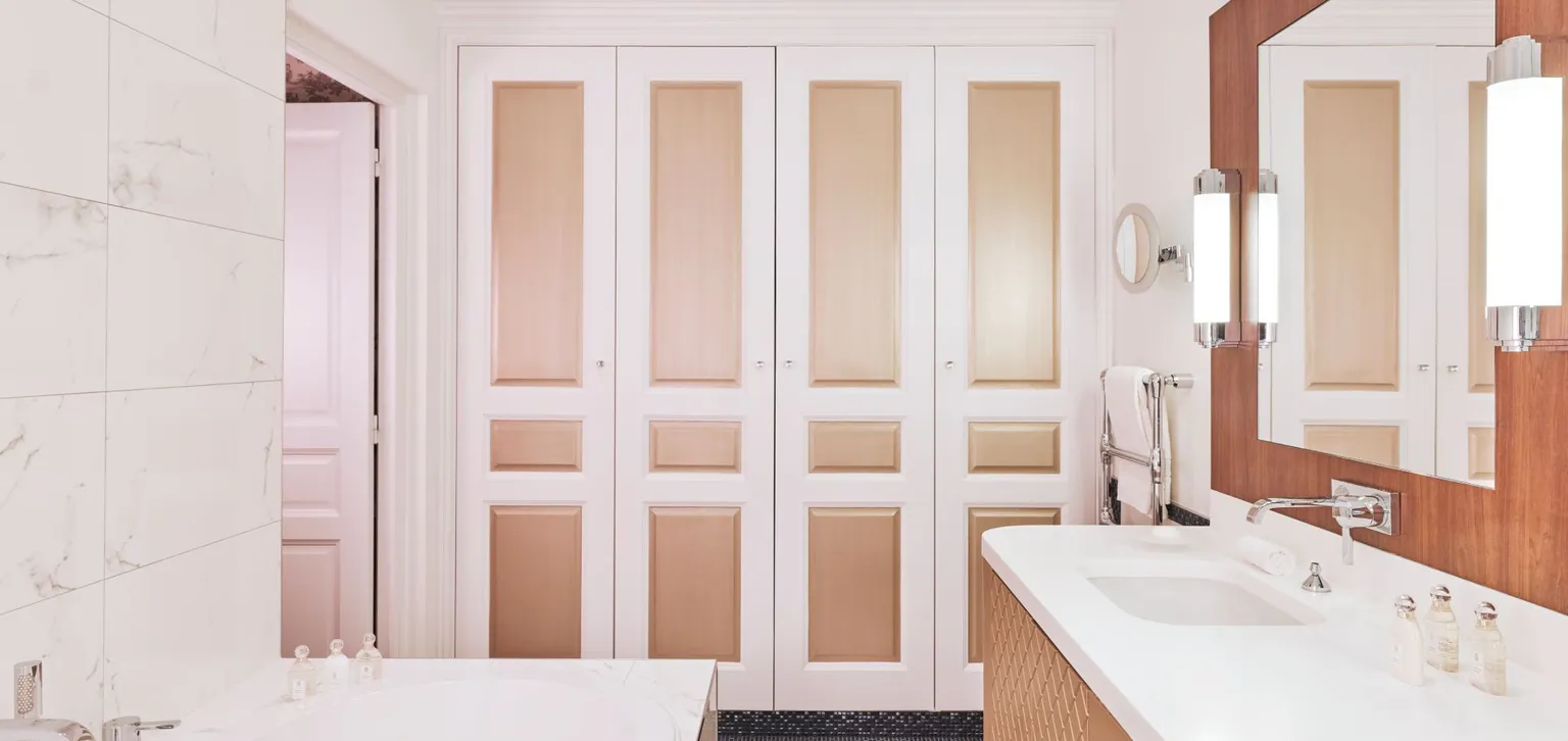 Salle de bain de la suite un homme et une femme à l'hôtel le Normandy à Deauville