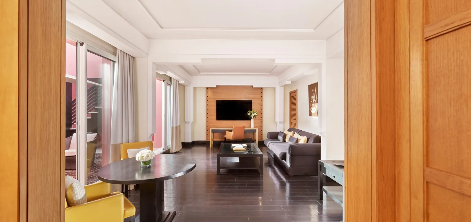 Salon de la suite Ryad à l'hôtel Le Naoura à Marrakech
