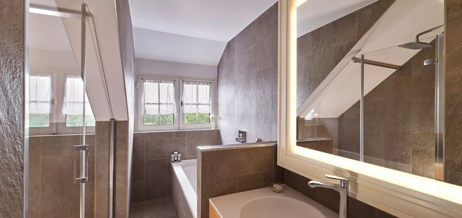 Junior suite famille à l'hôtel du Golf à Deauville avec vue sur salle de bain