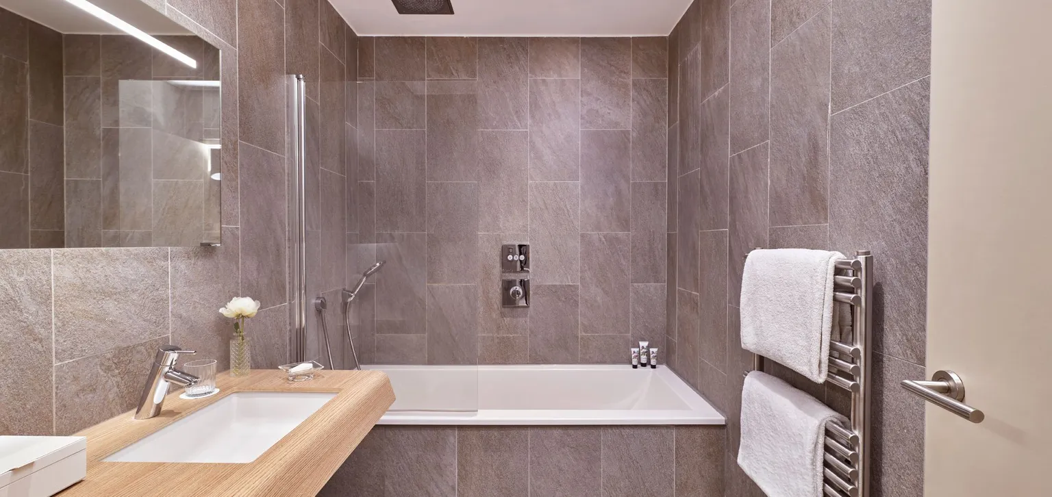 Chambre supérieure à l'hôtel du Golf à Deauville avec vue sur la salle de bain