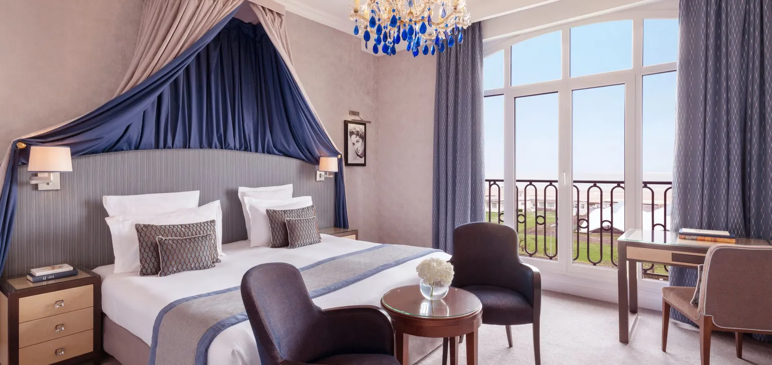 Chambre de la suite junior liz taylor à l'hôtel le royal à deauville