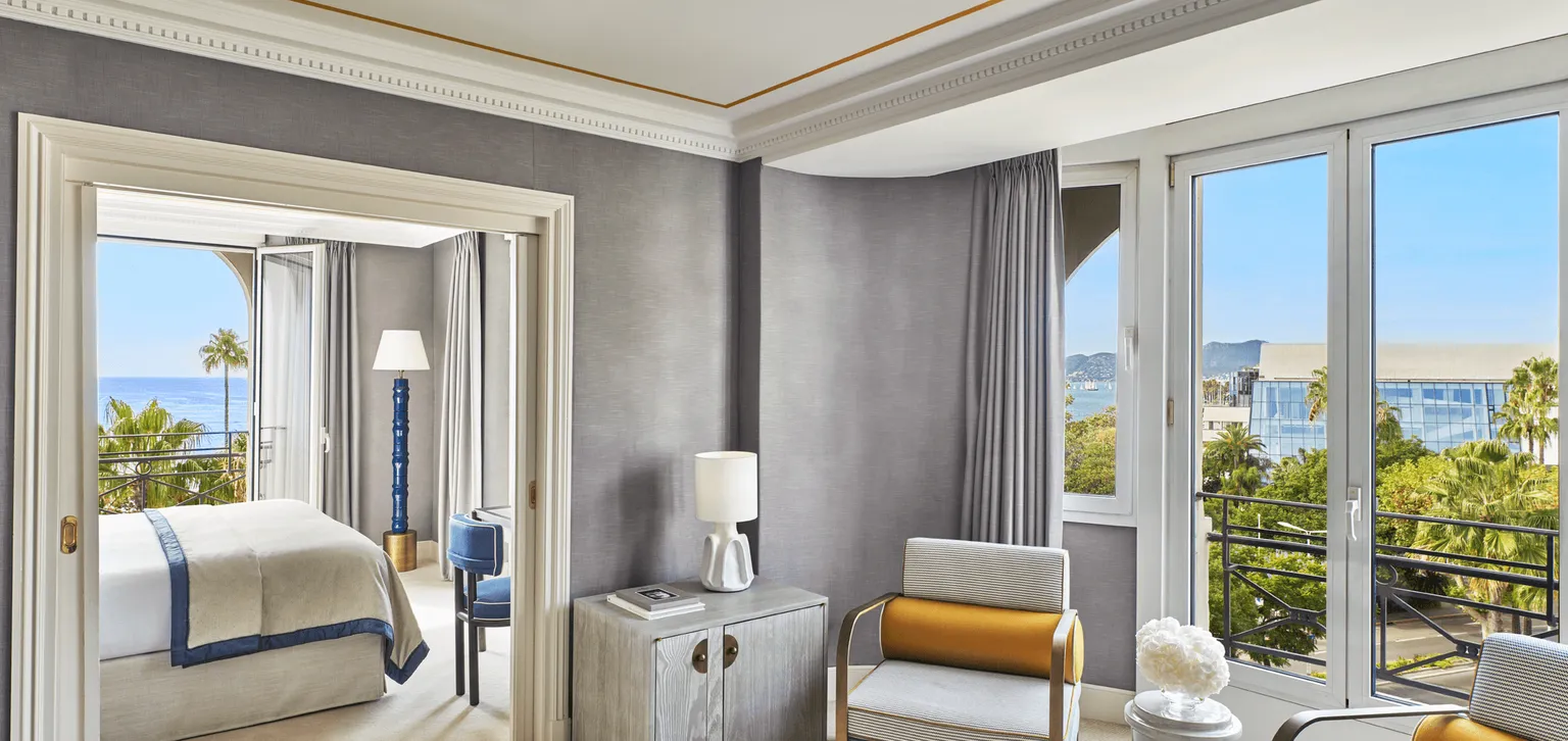 Salon et chambre Suite Supérieure Vue Partielle Mer Le Majestic Cannes
