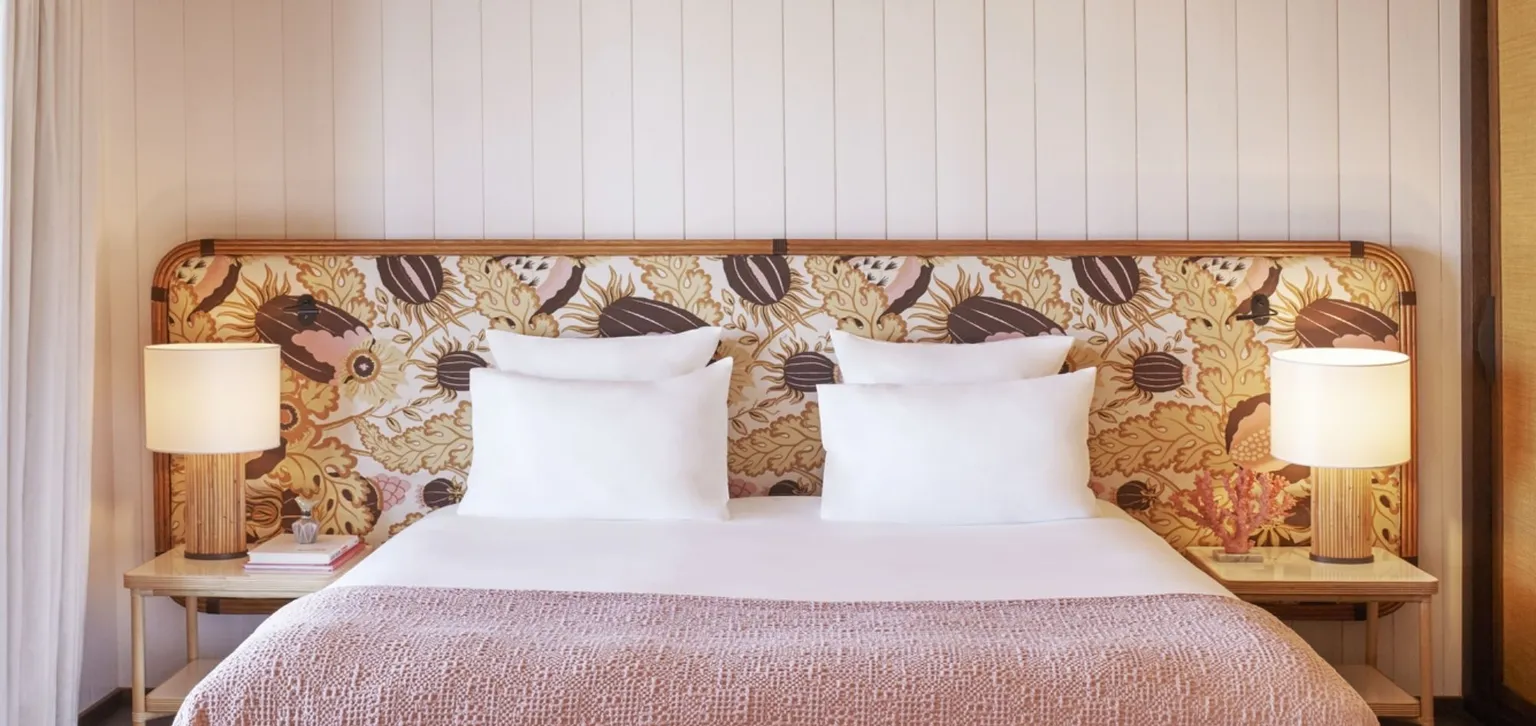 Lit de la suite double deluxe piscine vue mer à l'hôtel le Carl Gustaf Saint-Barth