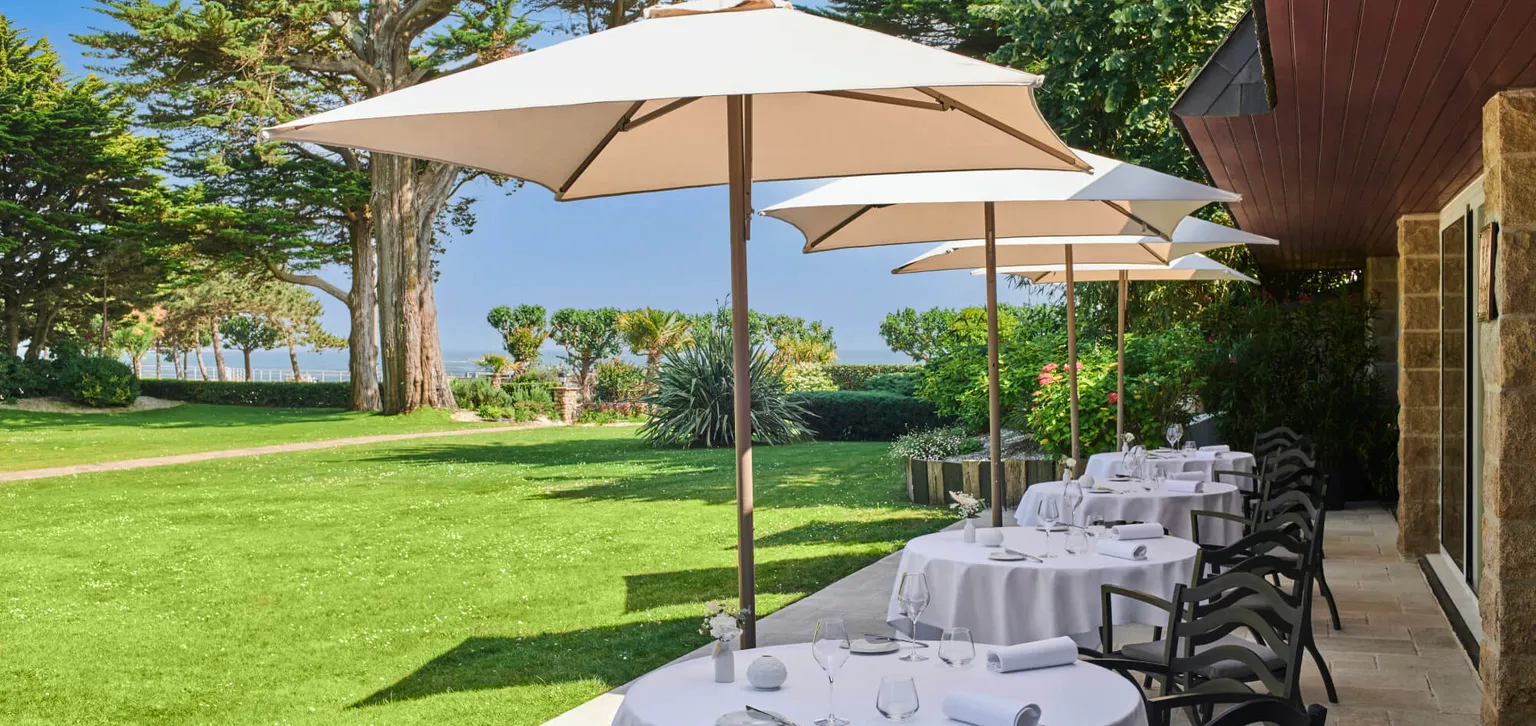 La table du Castel, restaurant tables dans les jardins de l'hôtel