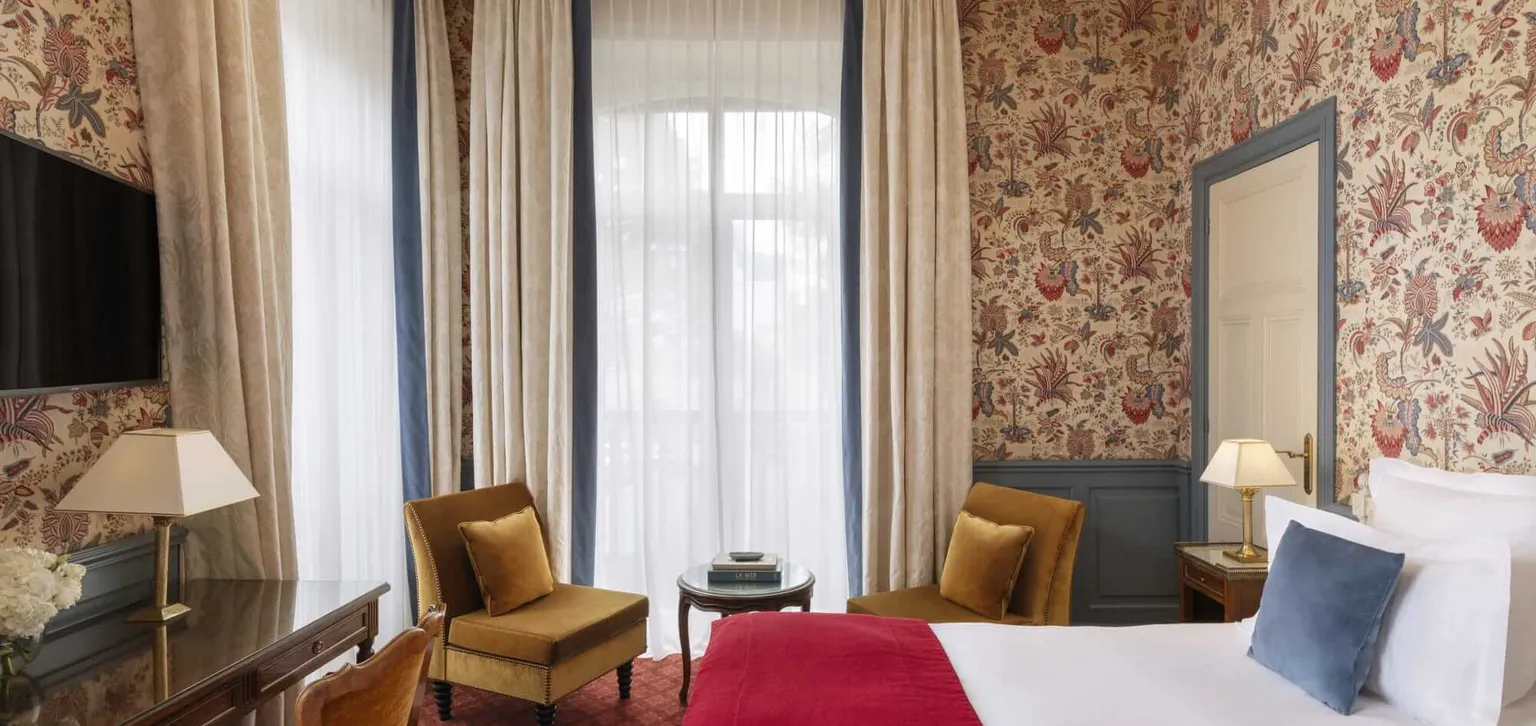 Lit de la chambre Deluxe Mer de l'hôtel Le Castel Marie-Louise à La Baule