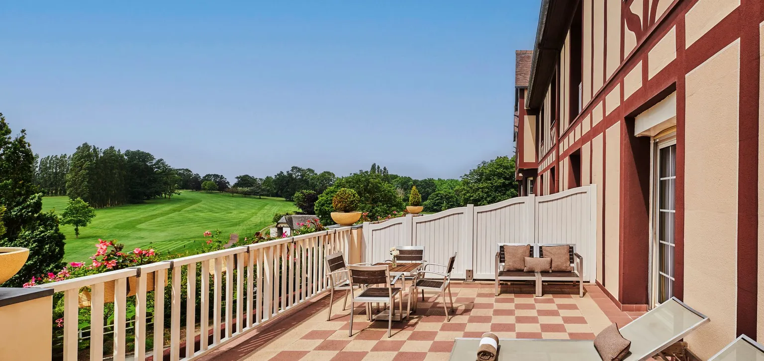 Deluxe suite terrasse à l'hôtel du Golf à Deauville avec vue sur terrasse