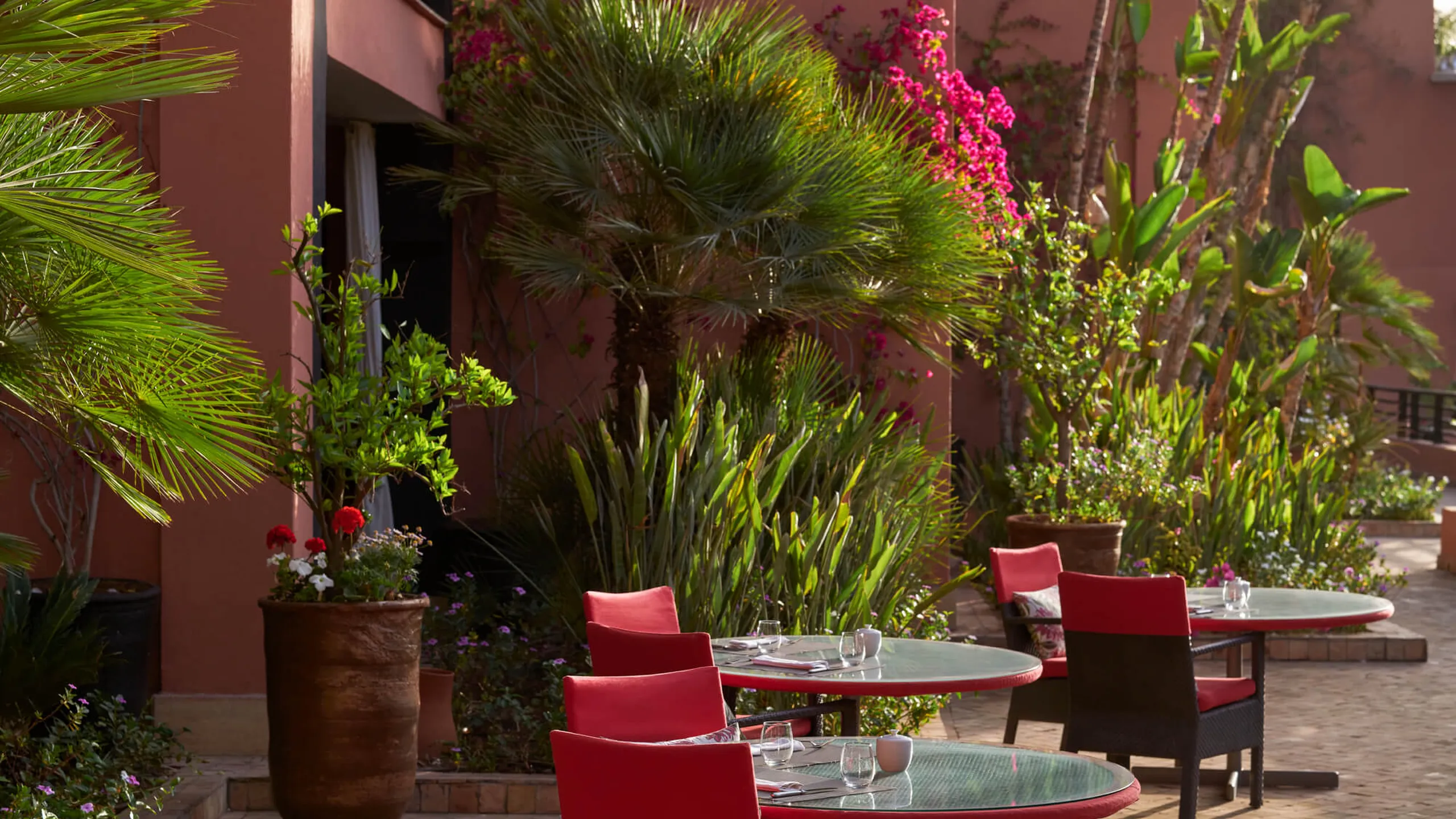 Tables et verdure au Naoura à Marrakech