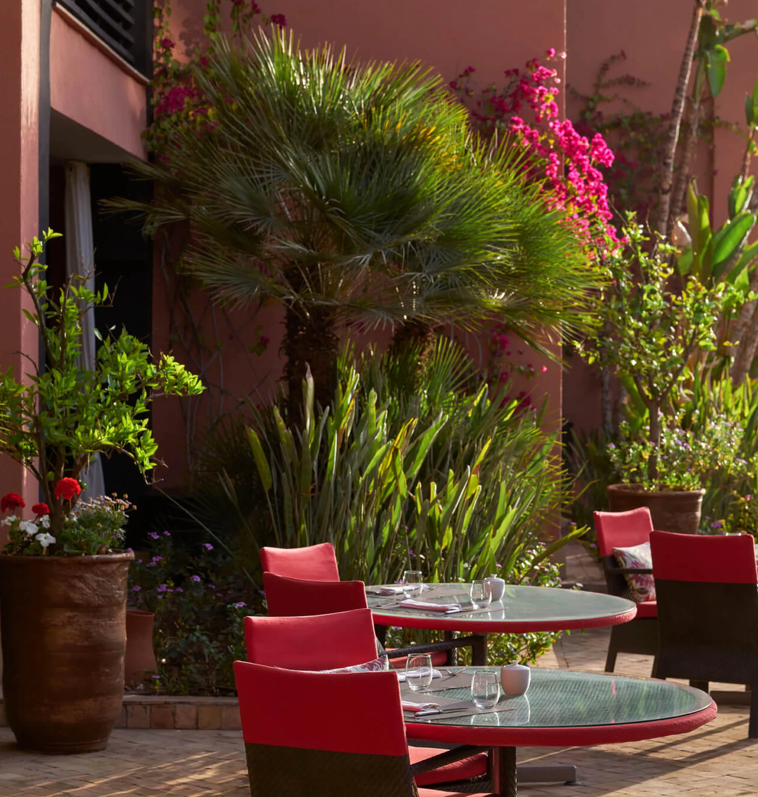Tables et verdure au Naoura à Marrakech