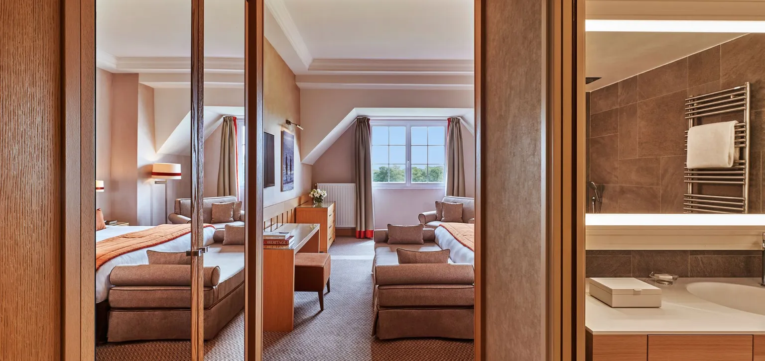 Chambre exécutive à l'hôtel du Golf à Deauville avec vue sur la salle de bain et la chambre