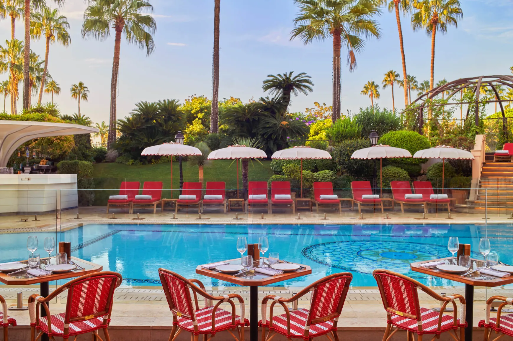 La terrasse piscine du Majestic, tables, transats et parasols