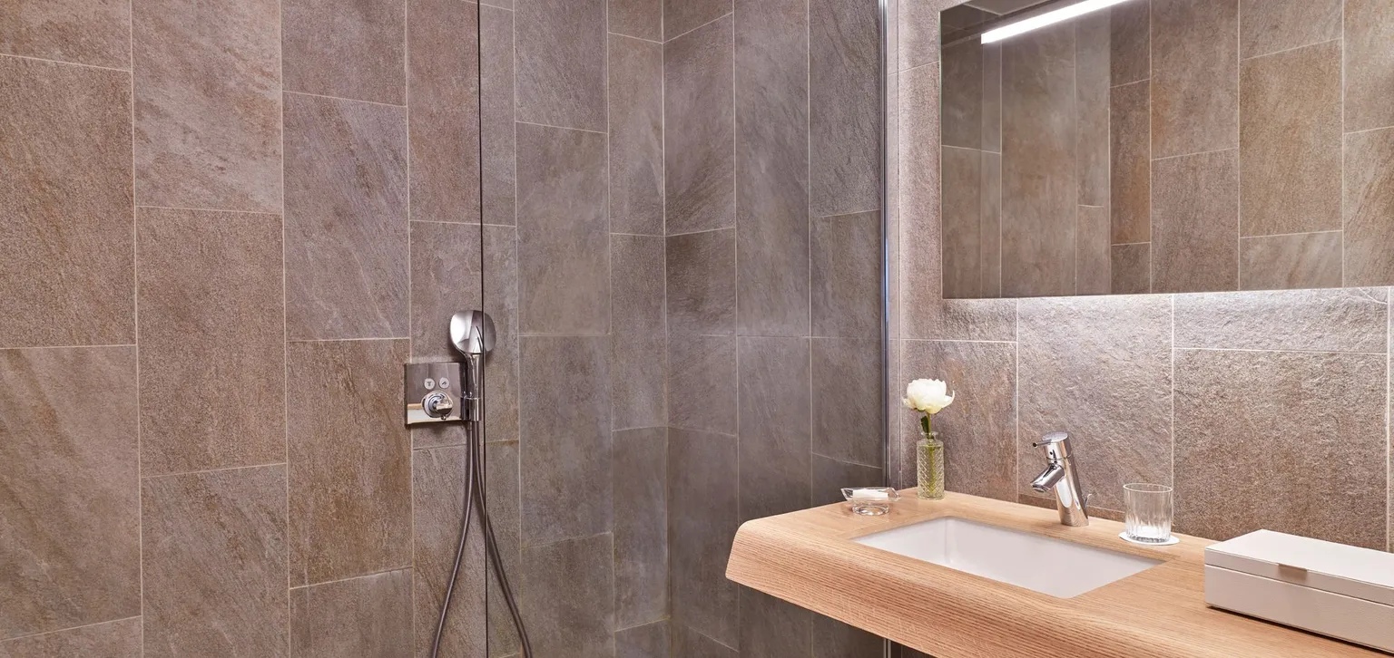 Chambre supérieure mer à l'hôtel du Golf à Deauville avec vue sur la salle de bain