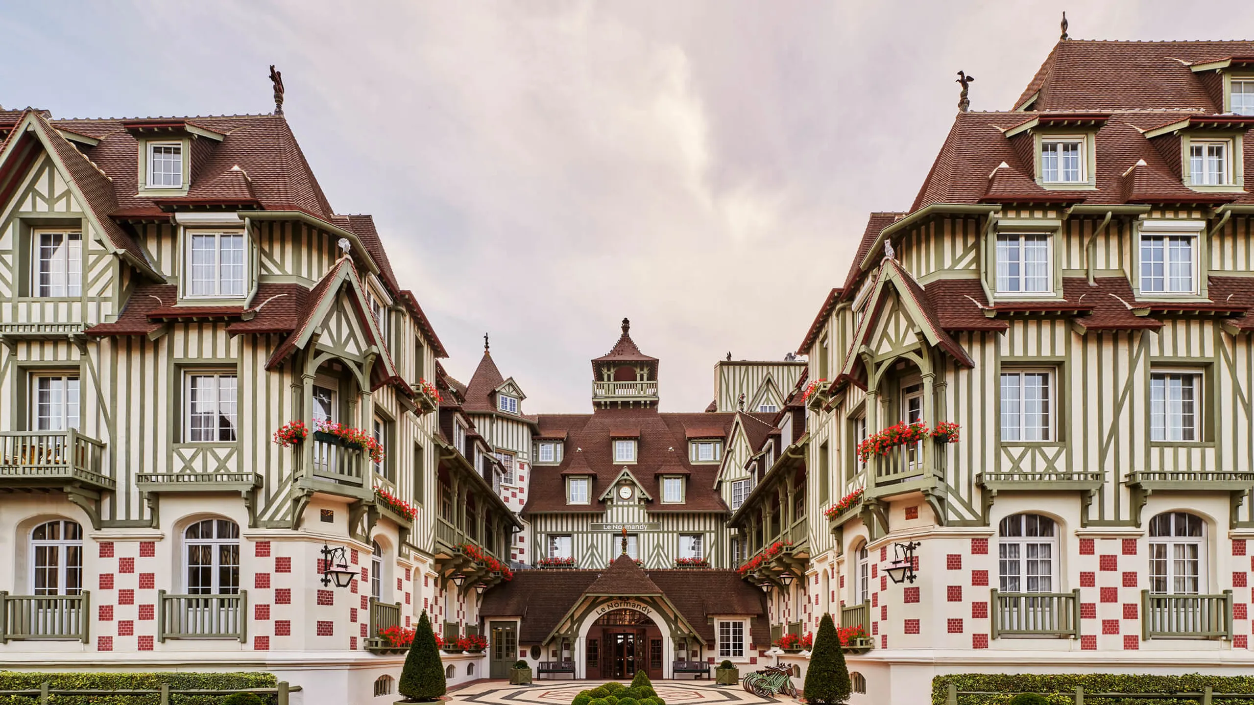 Meilleure tarif disponible, façade de l'Hôtel Le Normandy à Deauville, Barrière