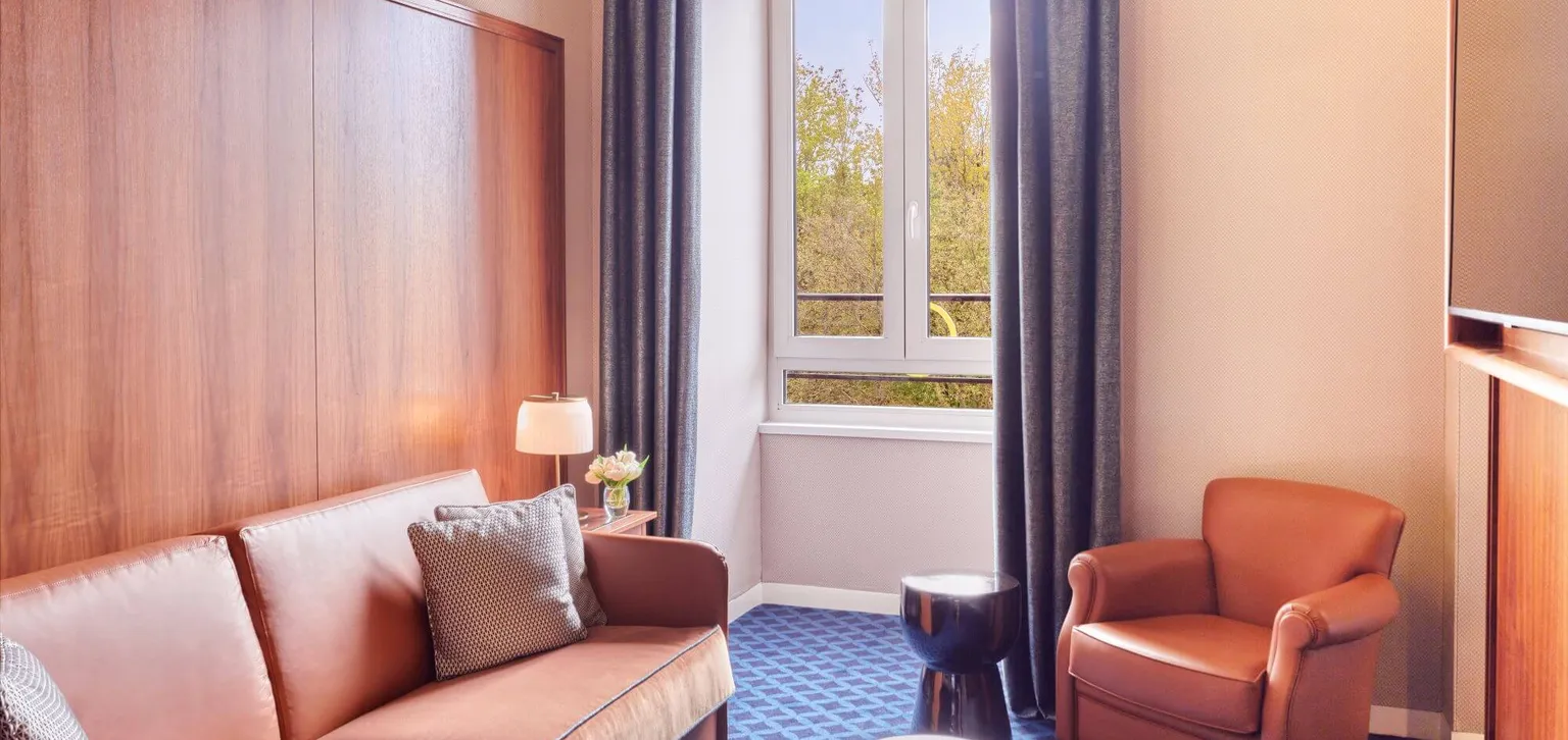Espace salon  de la Junior Suite Prestige Bleu de Prusse de l'hôtel Westminster au Touquet